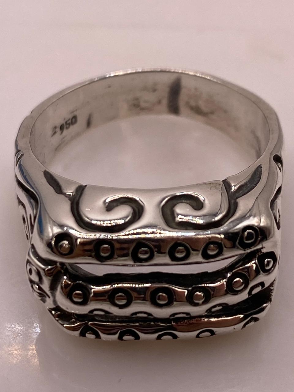 Anillo de Plata .950 con Diseño Texturizado de Triple Línea y Laterales Decorados