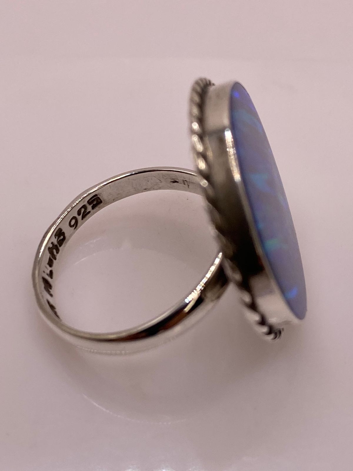 Anillo Redondo Ajustable con Ópalo de Fuego Azul y Verde en Plata .925