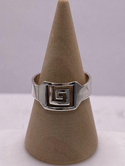 Anillo Sello Greca Moderna en Plata .925 — ángulo diagonal