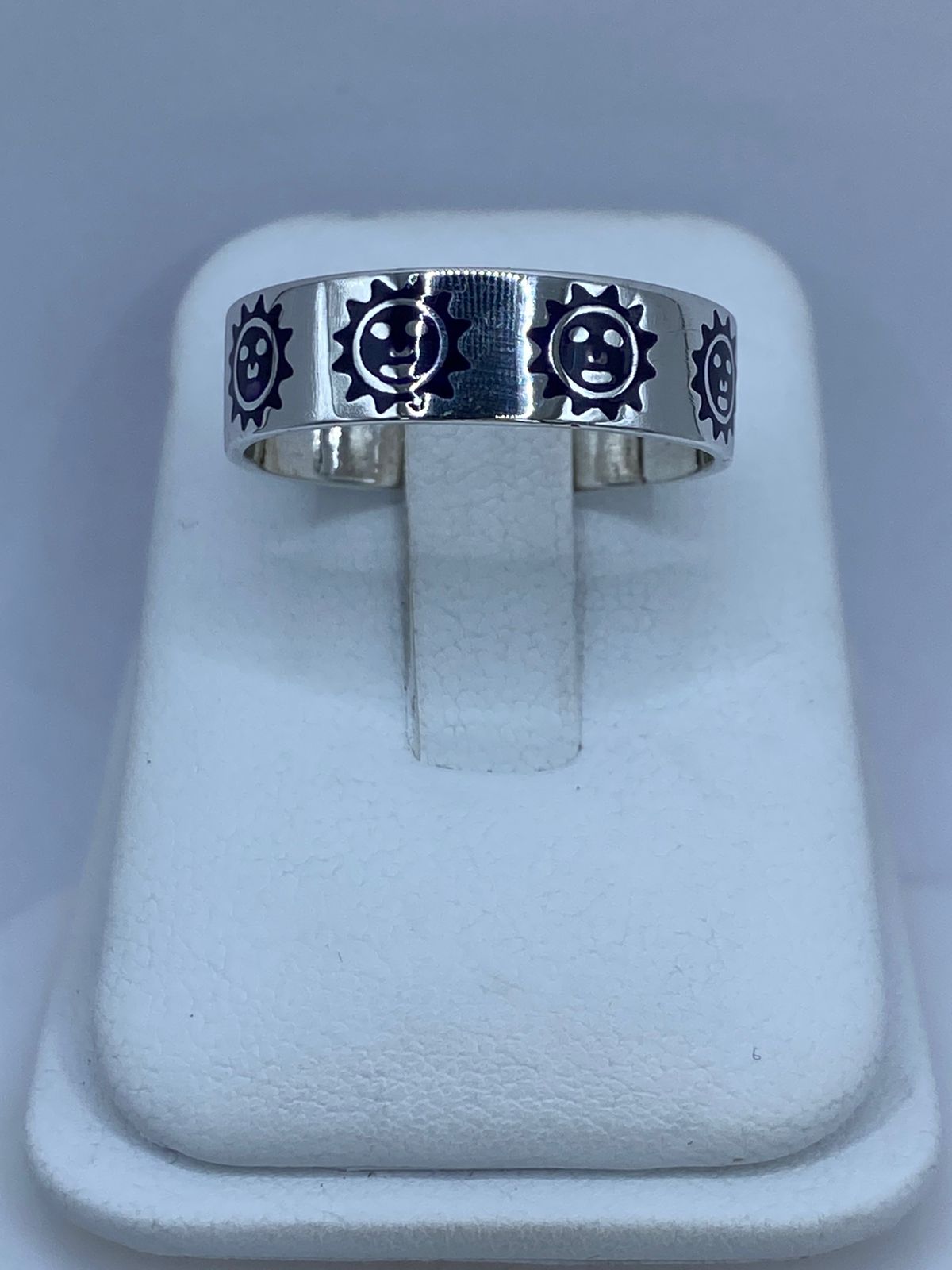 Anillo Soles en Plata .925 con Lápiz Lazuli Morado — ángulo diagonal