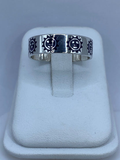 Anillo Soles en Plata .925 con Lápiz Lazuli Morado — ángulo diagonal