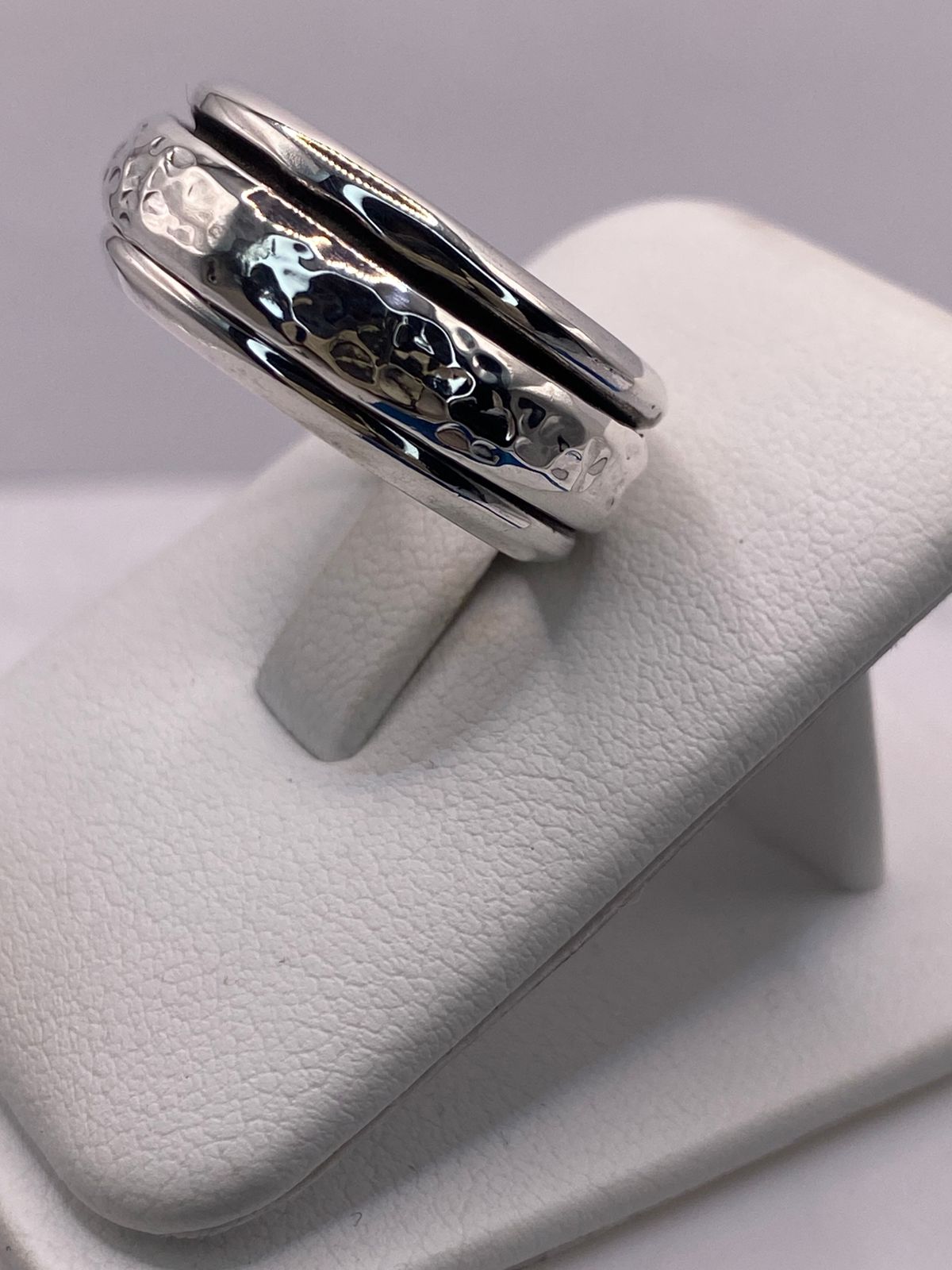 Anillo Spinner Martillado en Plata .925