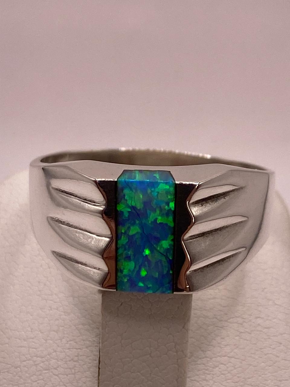 Anillo Tipo Sello con Ópalo de Fuego Azul‑verde en Plata .925