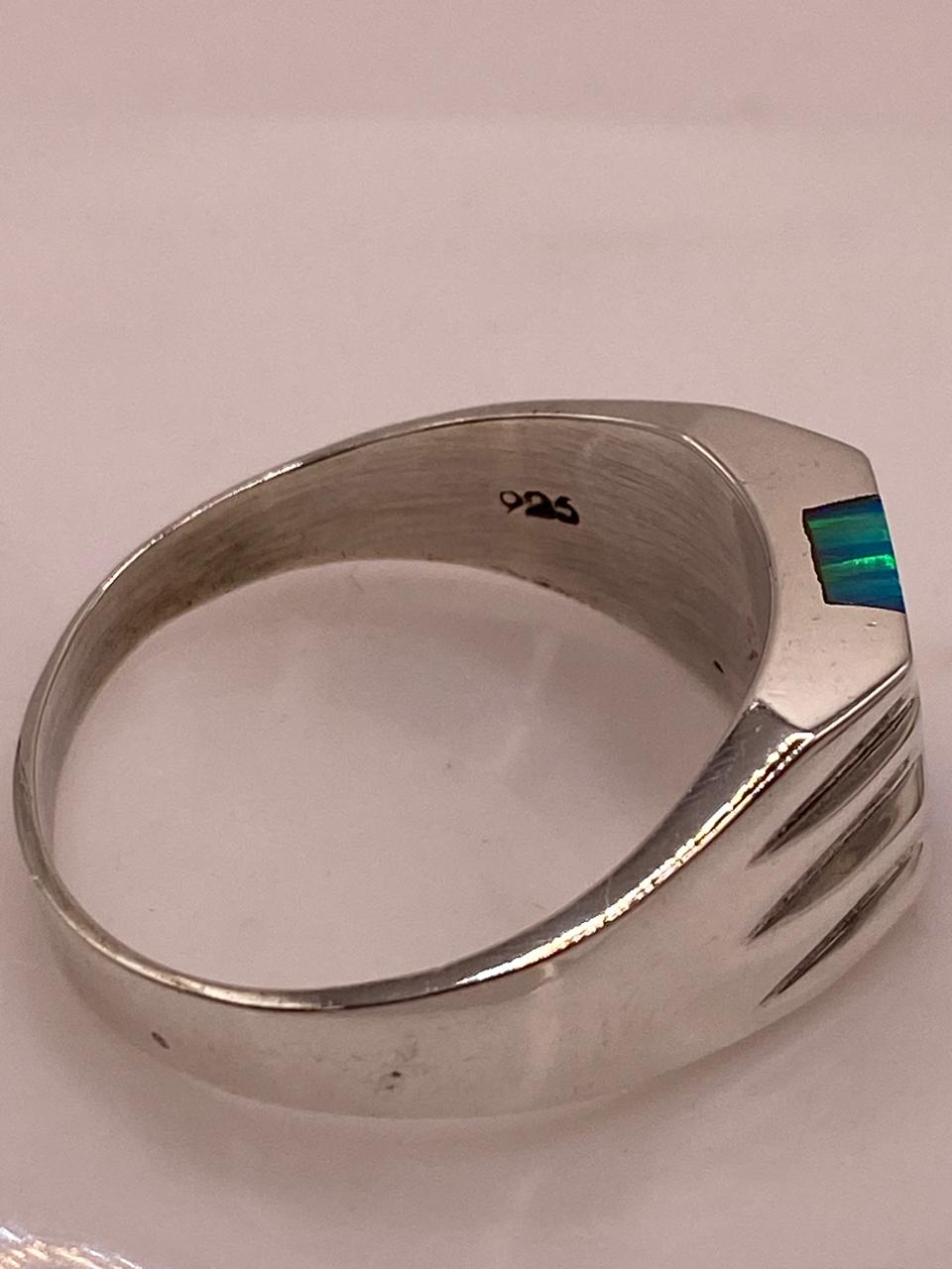 Anillo Tipo Sello con Ópalo de Fuego Azul‑verde en Plata .925