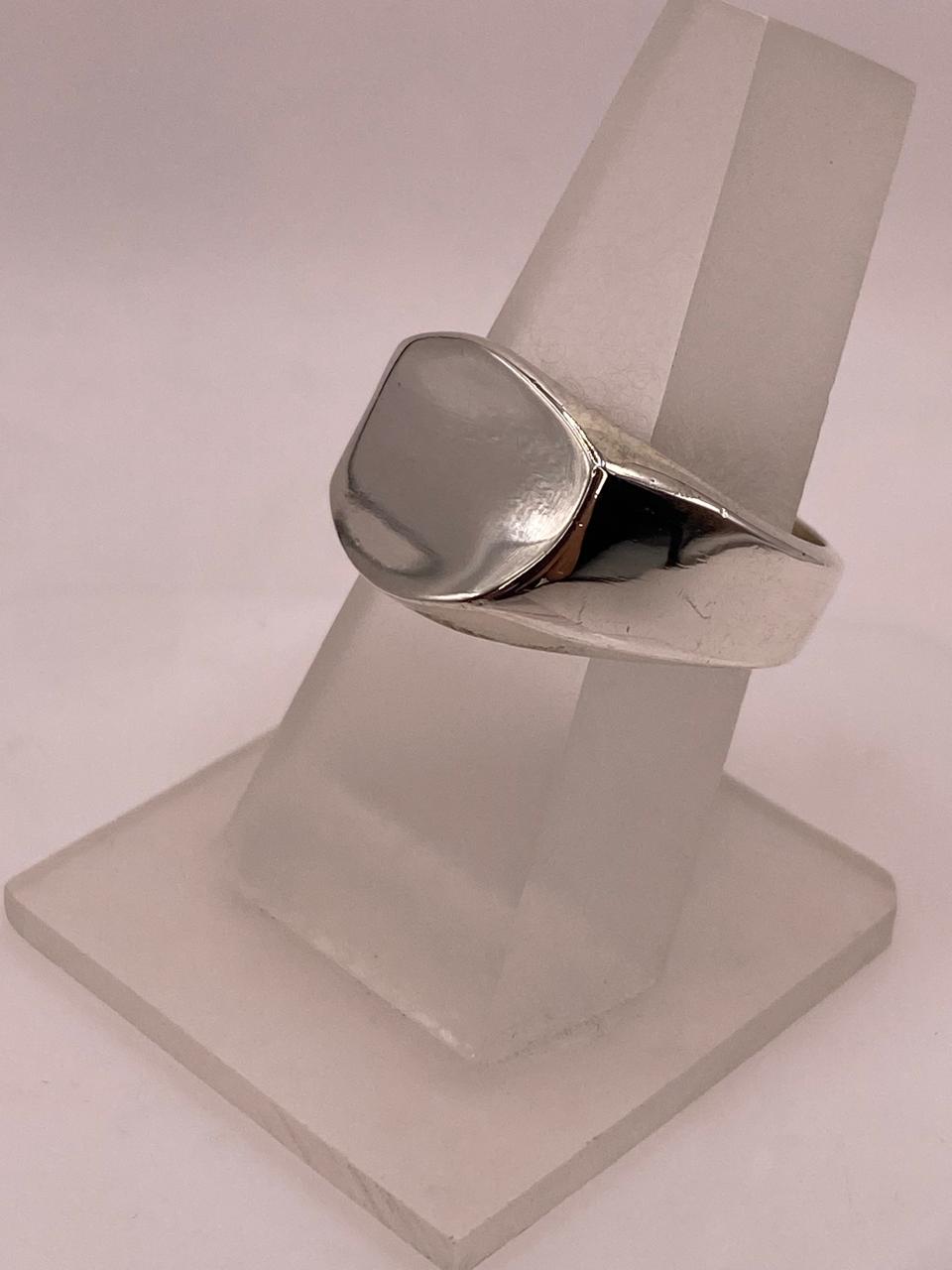 Anillo Tipo Sello Ovalado Liso en Plata .925