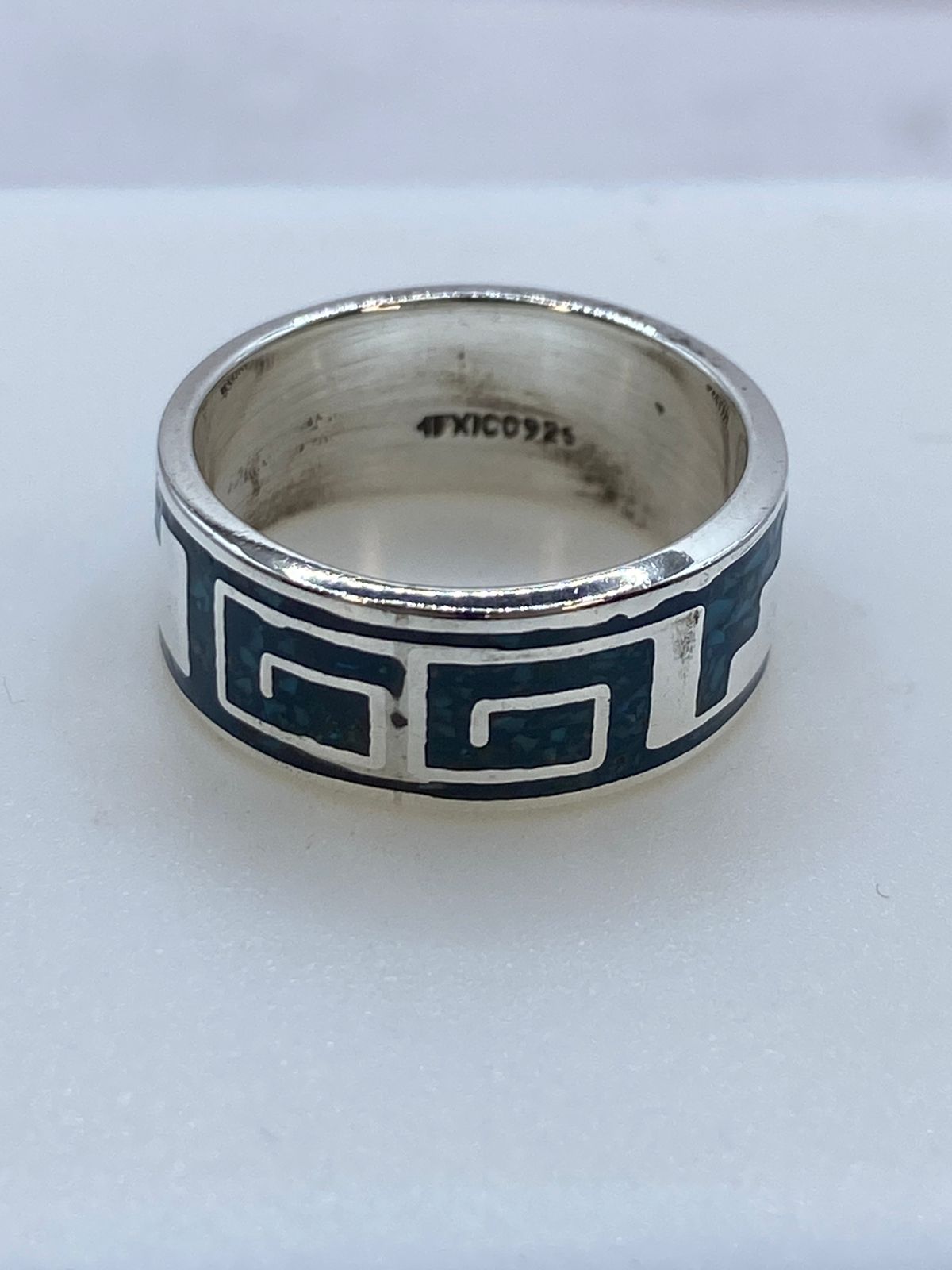 Anillo de Turquesa en Plata .925 – Greca Clásica con Fuerza Contemporánea