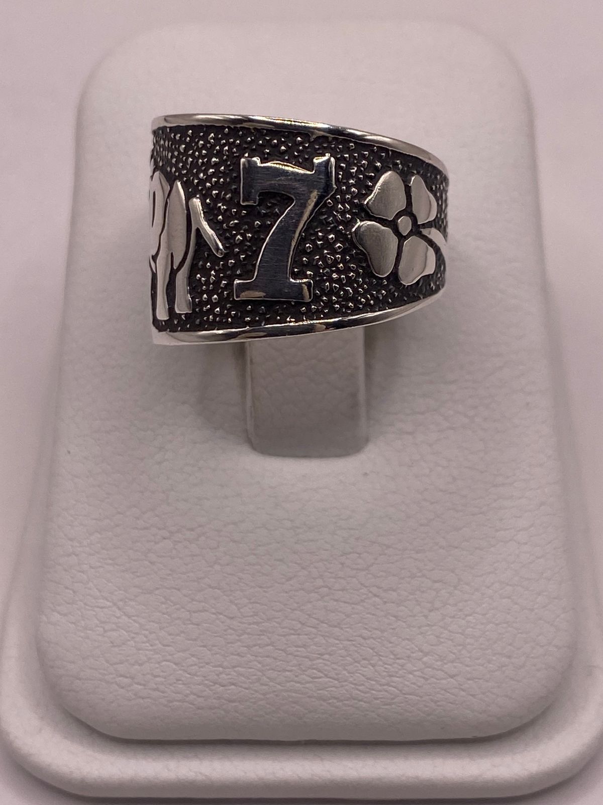 Anillo Ancho de Plata 925  con Símbolos de la Suerte y Acabado Oscuro