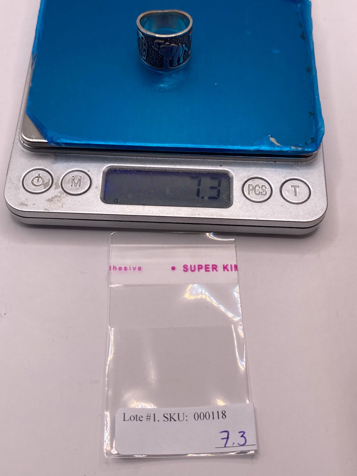 Anillo Ancho de Plata 925  con Símbolos de la Suerte y Acabado Oscuro