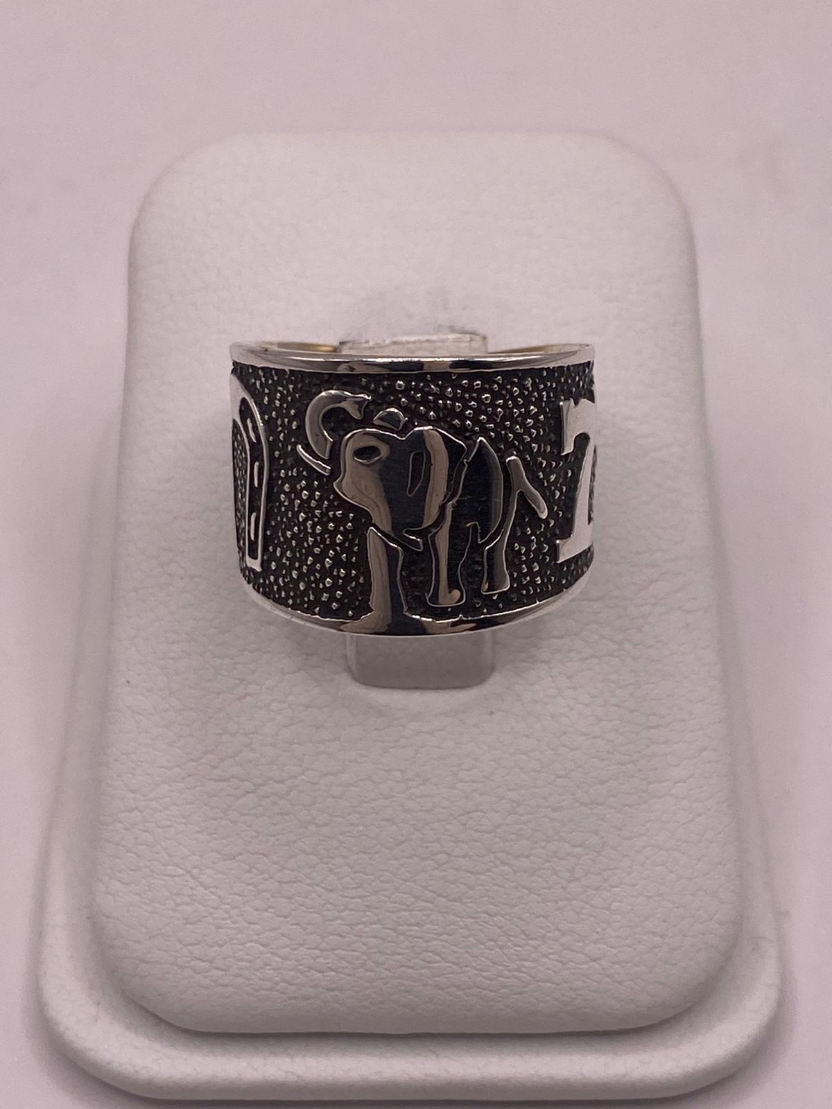 Anillo Ancho de Plata 925  con Símbolos de la Suerte y Acabado Oscuro