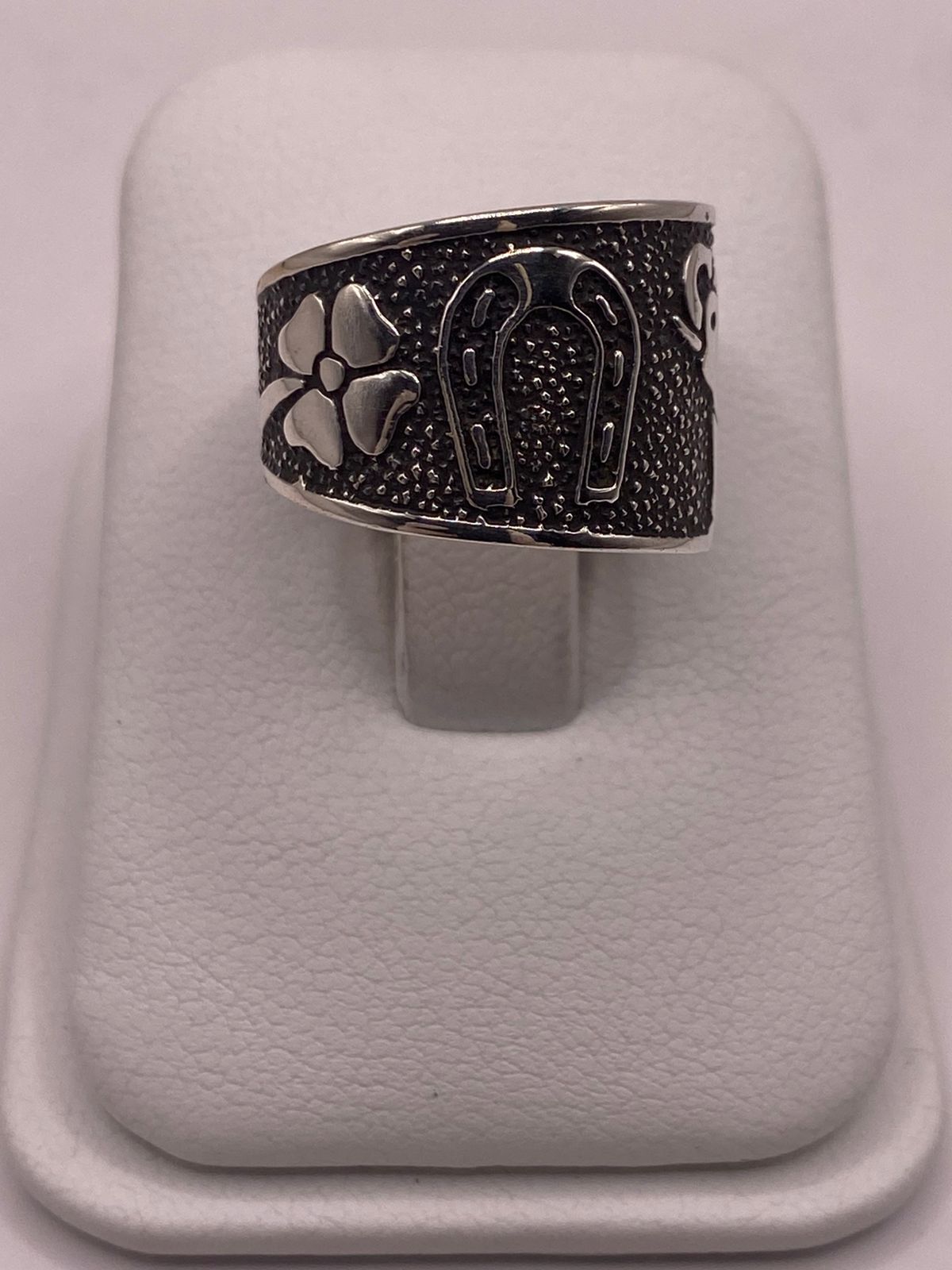 Anillo Ancho de Plata 925  con Símbolos de la Suerte y Acabado Oscuro