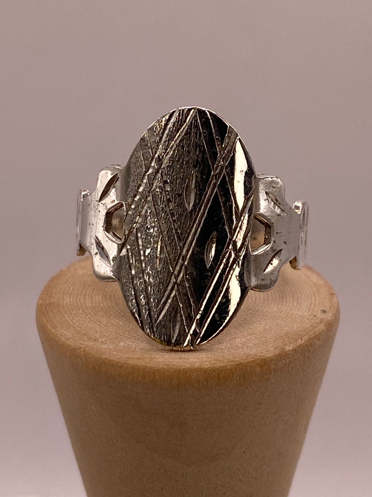 Anillo Artesanal en Plata con Diseño Geométrico Grabado