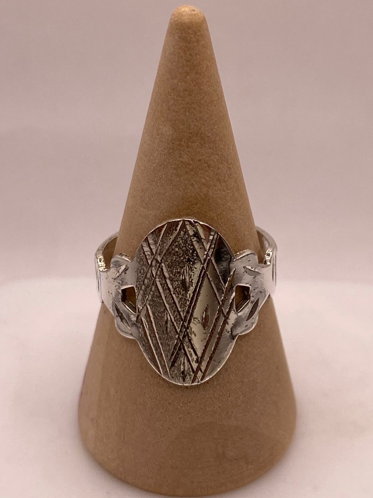 Anillo Artesanal en Plata con Diseño Geométrico Grabado