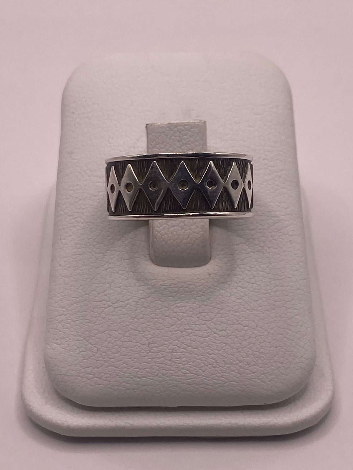 Anillo Geométrico de Plata 925 con Motivos de Rombo y Acabado Oxidado