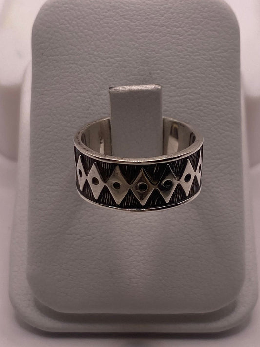 Anillo Geométrico de Plata 925  con Motivos de Rombo y Acabado Oxidado