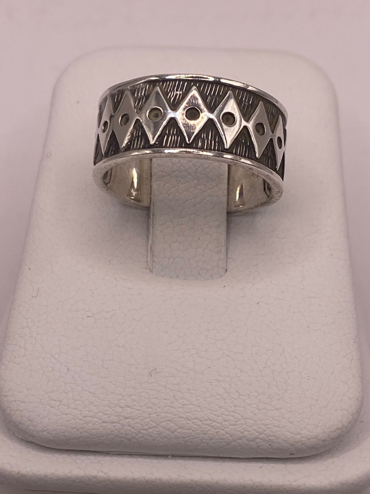 Anillo Geométrico de Plata 925 con Motivos de Rombo y Acabado Oxidado