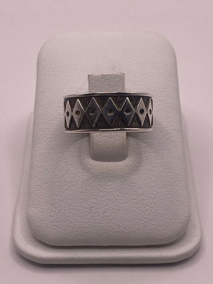 Anillo Geométrico de Plata 925 con Motivos de Rombo y Acabado Oxidado, vista lateral