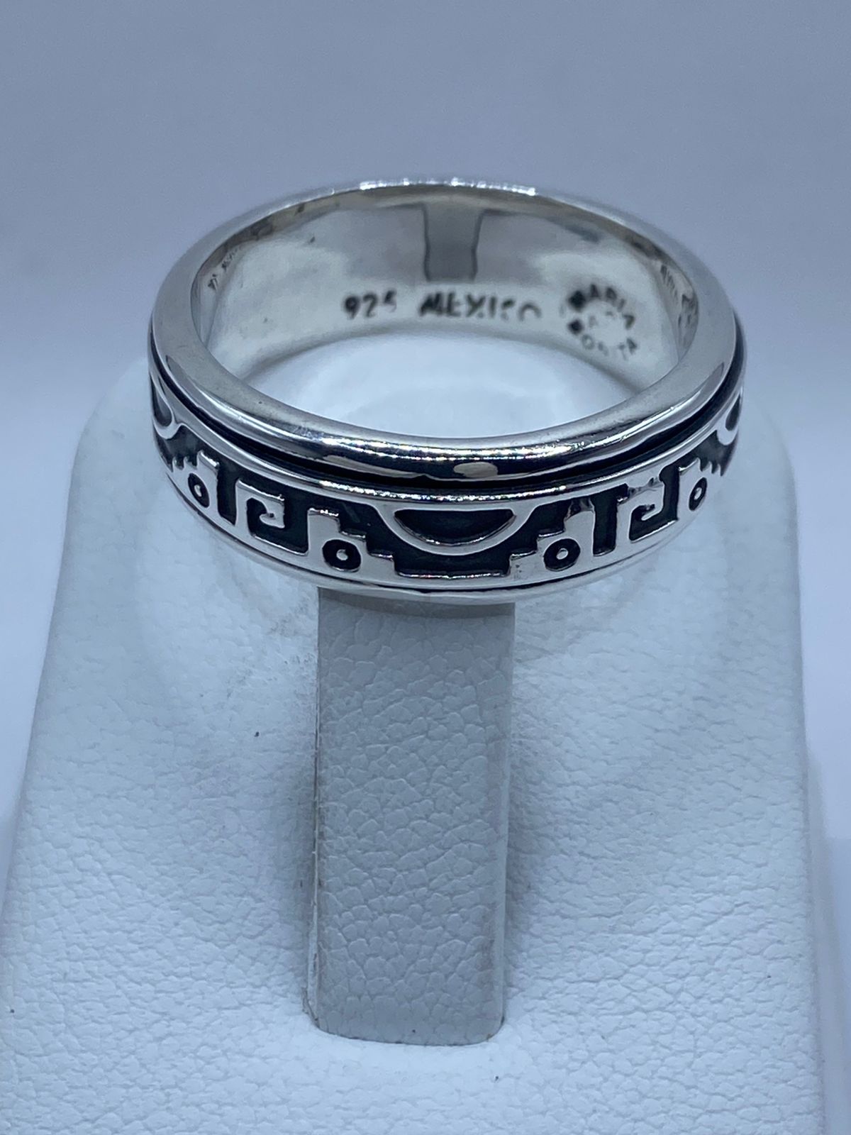 Sello .925 en interior de anillo spinner con glifos prehispánicos, plata artesanal hecha en Taxco México