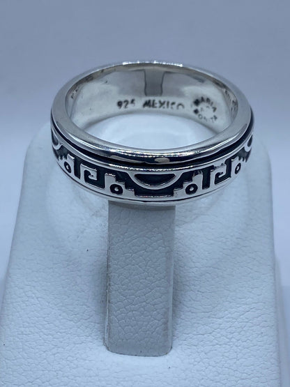Sello .925 en interior de anillo spinner con glifos prehispánicos, plata artesanal hecha en Taxco México