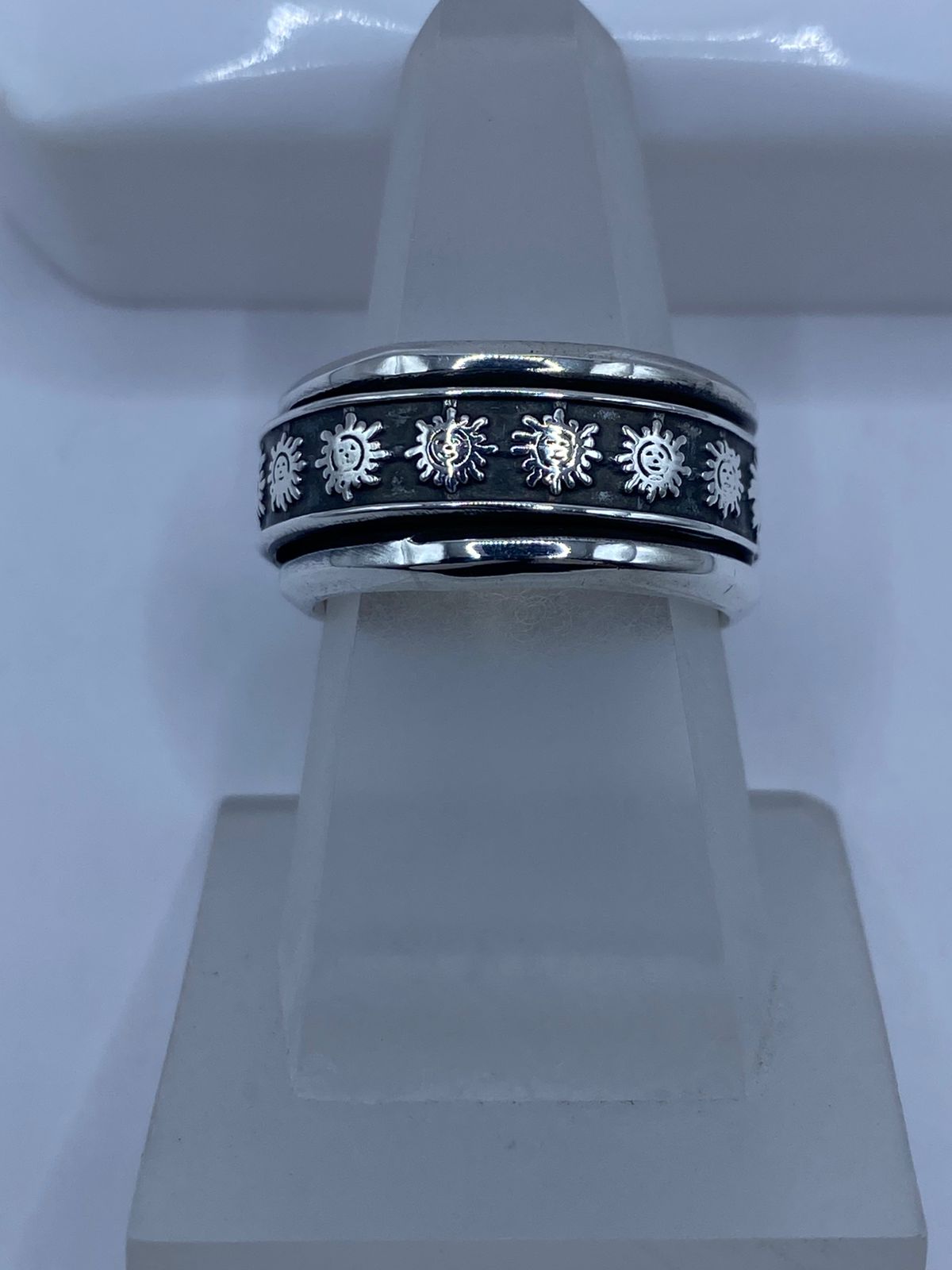 Anillo giratorio plata 925 soles prehispánicos puesto en la mano, talla 8 artesanal de Taxco México 