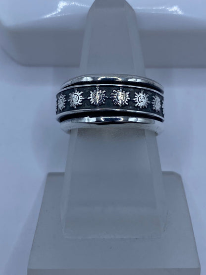 Anillo giratorio plata 925 soles prehispánicos puesto en la mano, talla 8 artesanal de Taxco México 