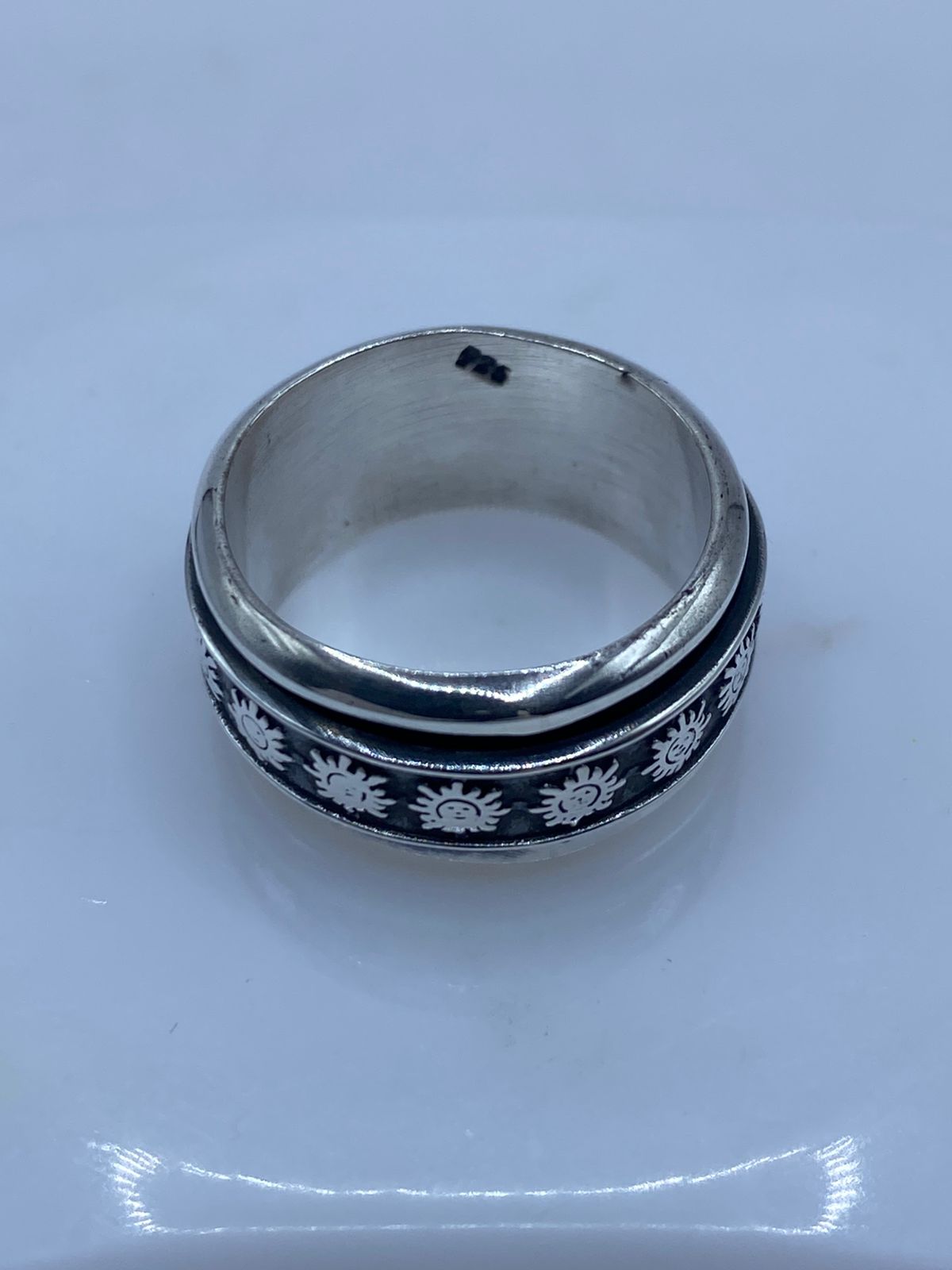 
Sello .925 en el interior de anillo spinner con soles prehispánicos, plata artesanal hecha en Taxco México