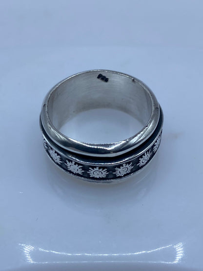 
Sello .925 en el interior de anillo spinner con soles prehispánicos, plata artesanal hecha en Taxco México