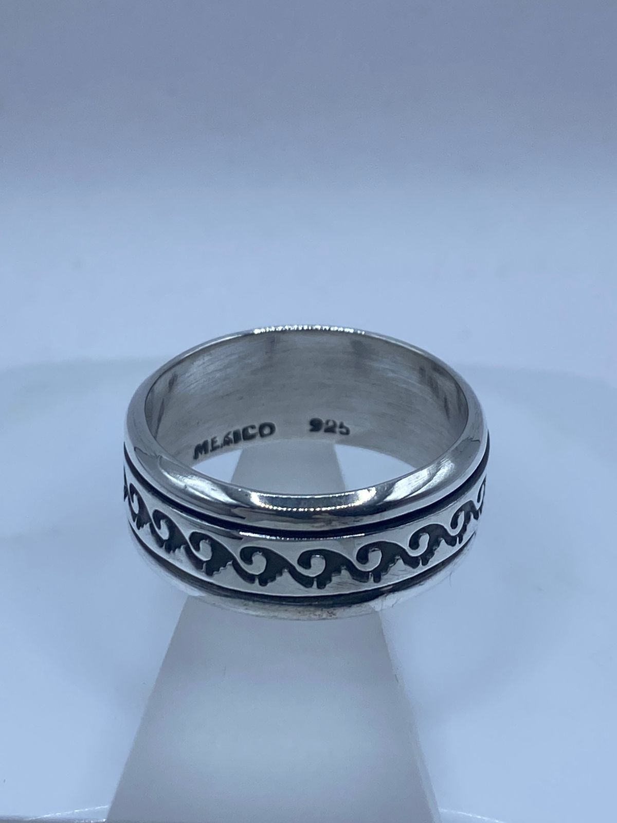 🌊 Anillo Giratorio Olas Grabadas – Plata Ley 9.25