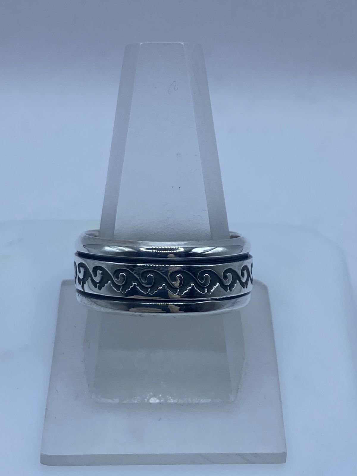 🌊 Anillo Giratorio Olas Grabadas – Plata Ley 9.25