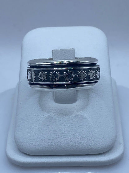 Anillo giratorio de plata .925 con soles con rostro en relieve sobre fondo oxidado negro — antiestrés artesanal talla 6, Taxco