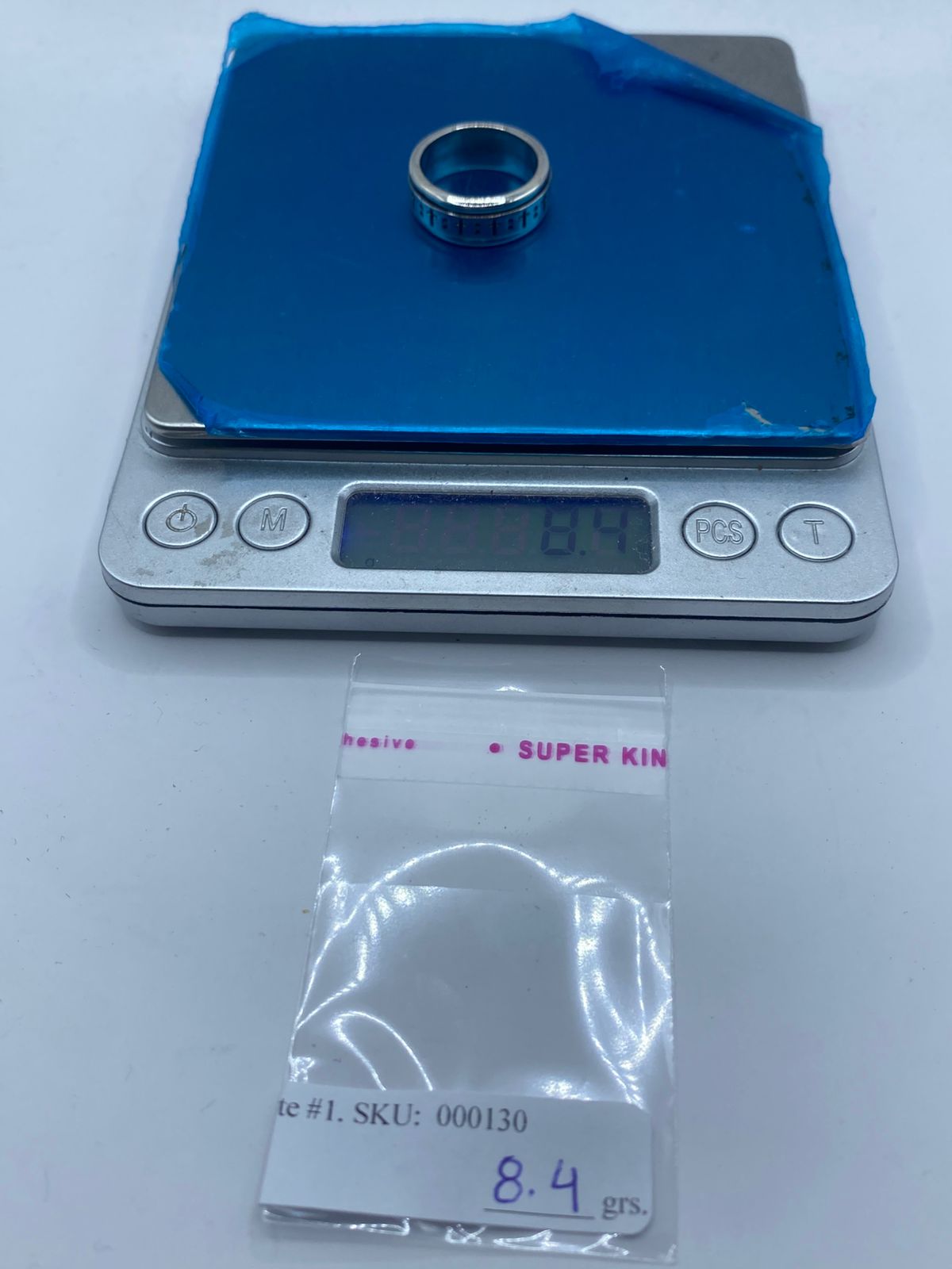 Vista lateral de anillo spinner plata .925 banda delgada con cruces — perfil discreto, 8.4 g, talla 7, artesanal Taxco