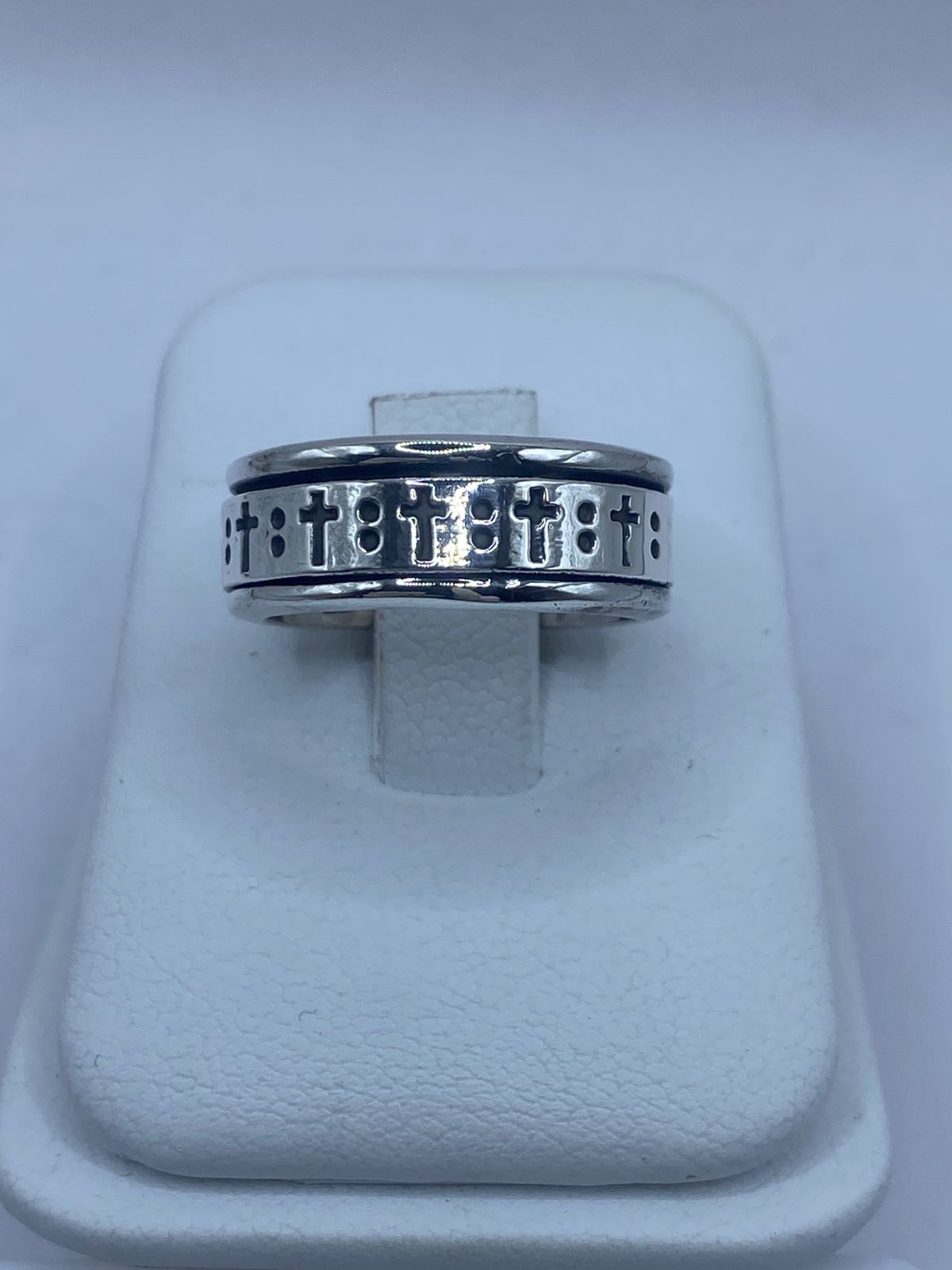 Anillo Giratorio de Plata 925 con Cruces Grabadas — vista lateral