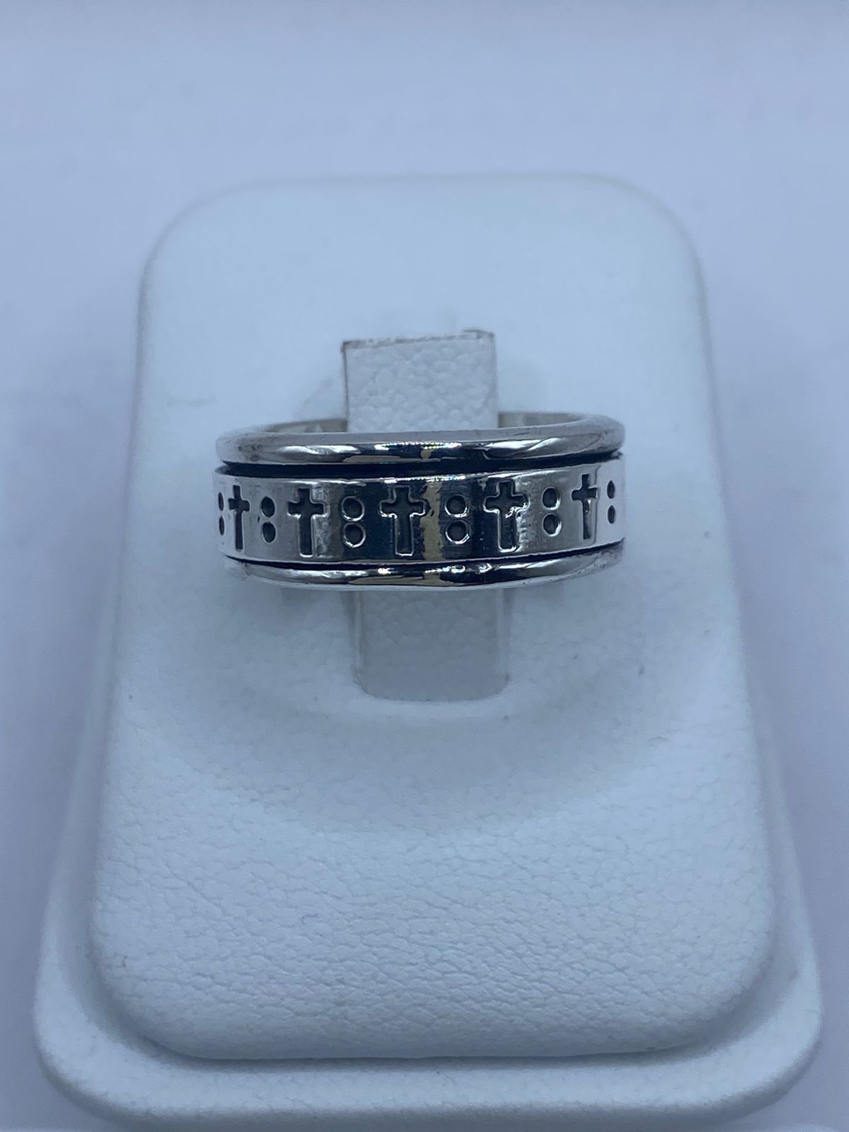 Anillo spinner de plata .925 banda estrecha con cruces grabadas puesto en la mano — espiritual antiestrés artesanal Taxco