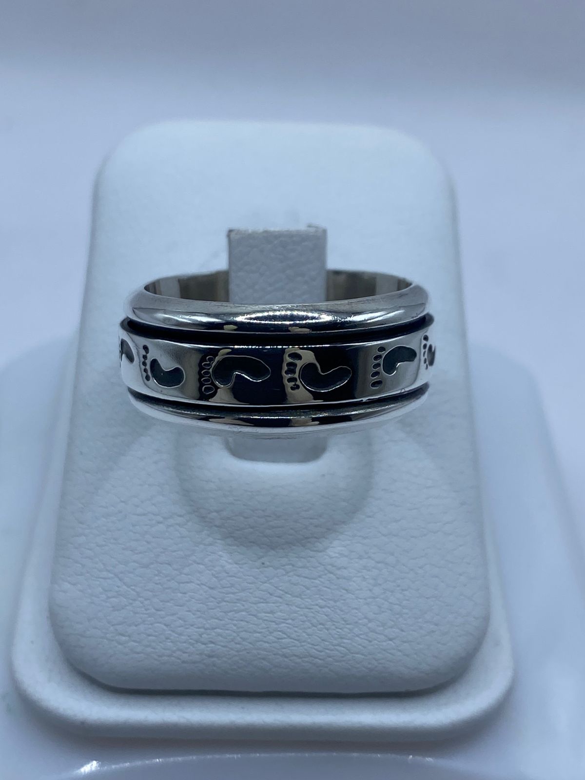 👣 Anillo Giratorio de Plata 925 con Huellas Grabadas — vista lateral