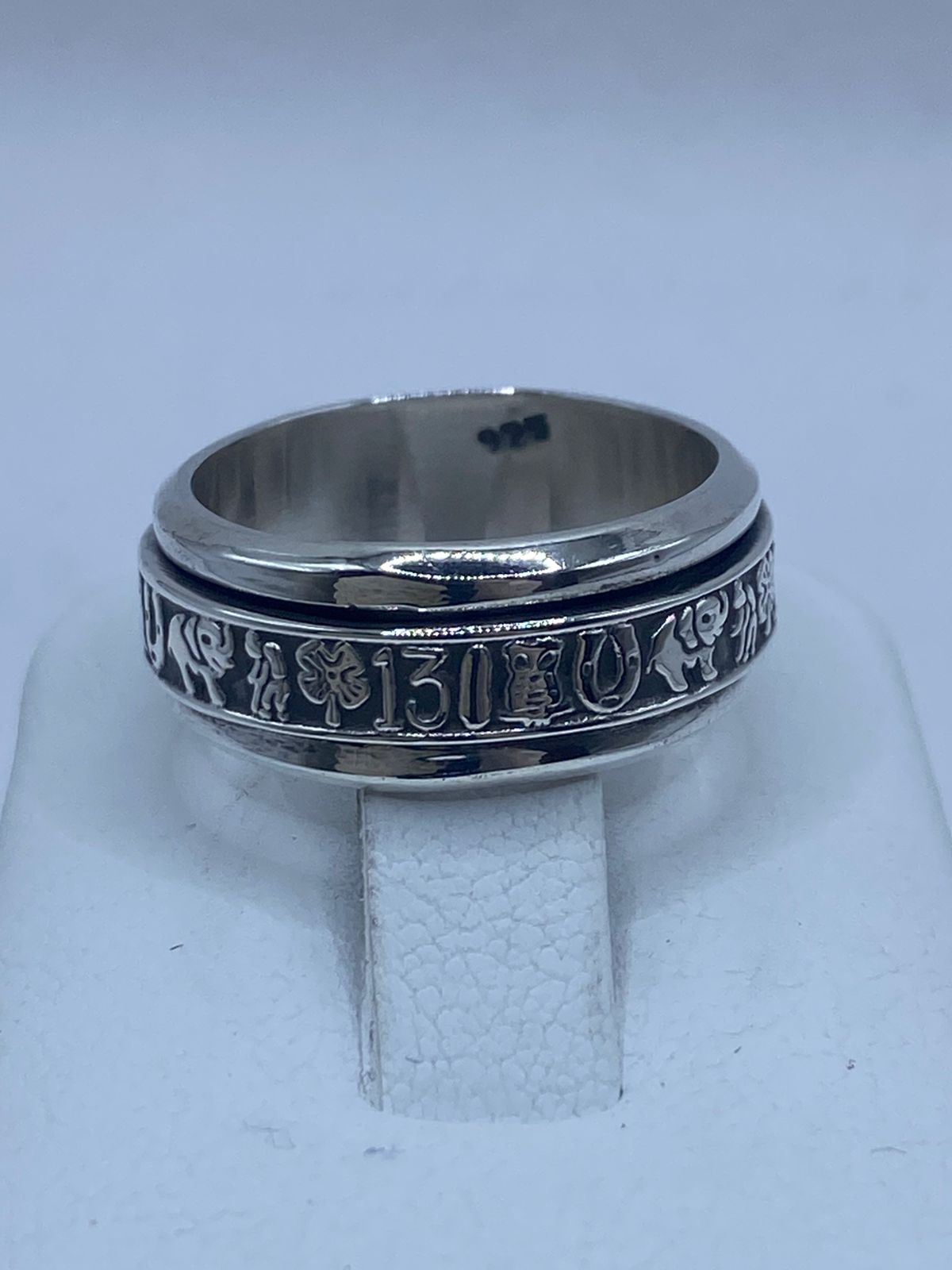 Anillo Giratorio de Plata 925 con Símbolos de la Suerte, vista de detalle