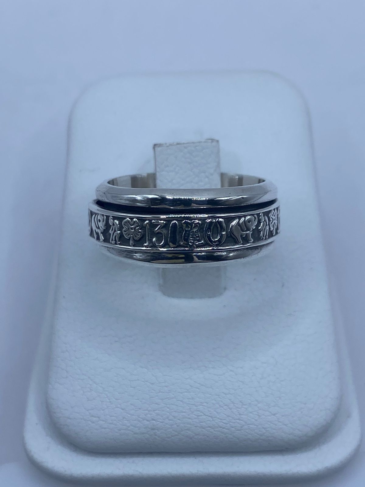 Anillo Giratorio de Plata 925 con Símbolos de la Suerte, vista lateral