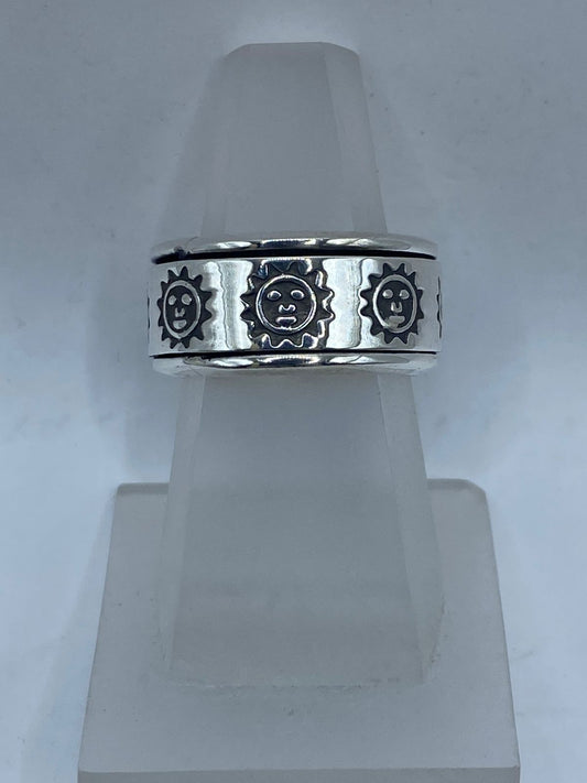 ☀️ Anillo Giratorio de Plata 925 con Soles Grabados — vista lateral