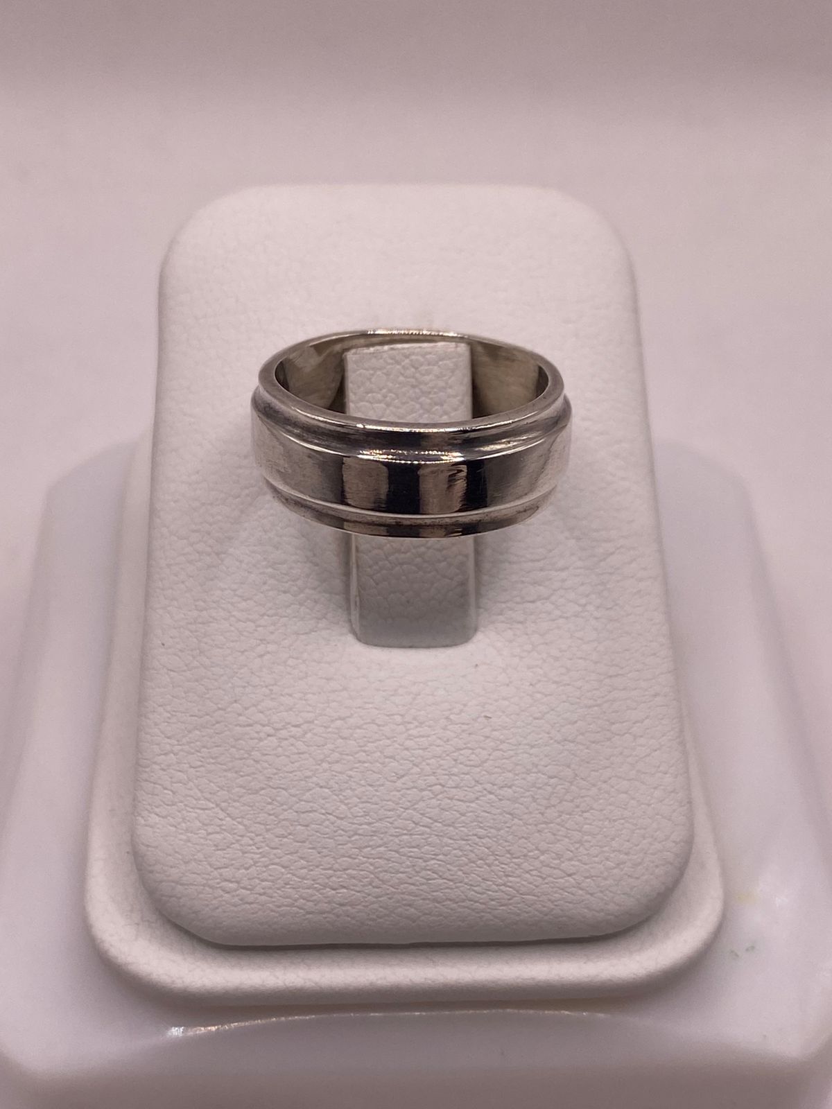Anillo Liso de Plata 925  con Diseño Clásico y Bordes Definidos
