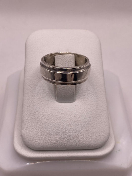 Anillo Liso de Plata 925  con Diseño Clásico y Bordes Definidos