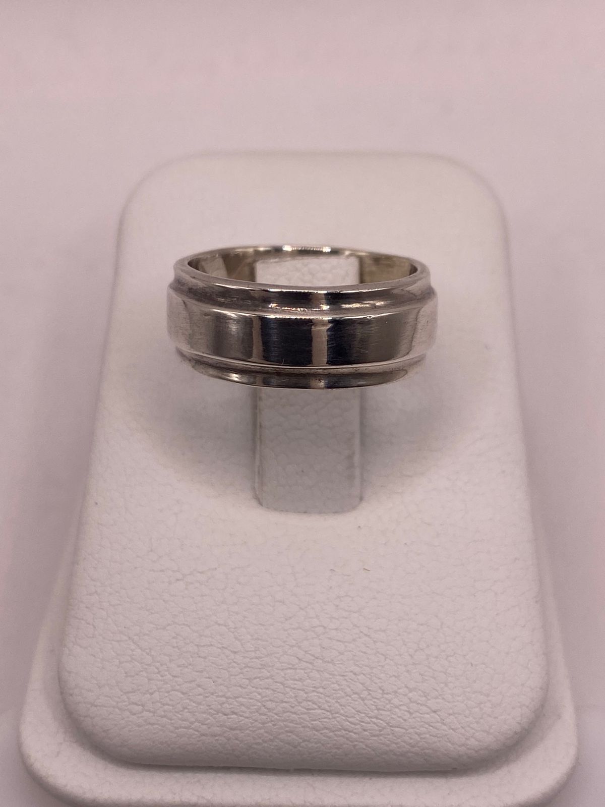 Anillo Liso de Plata 925  con Diseño Clásico y Bordes Definidos
