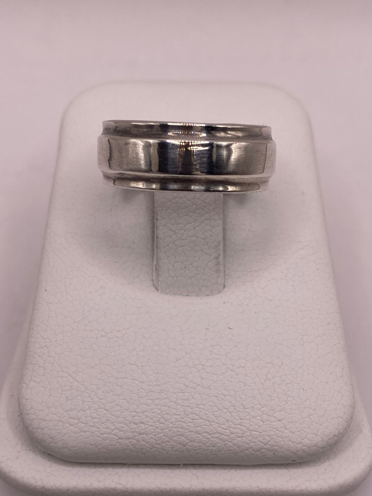 Anillo Liso de Plata 925  con Diseño Clásico y Bordes Definidos
