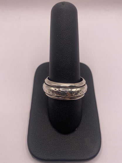Anillo antiestrés de plata .925 con banda giratoria martillada puesto en la mano — hecho a mano en Taxco