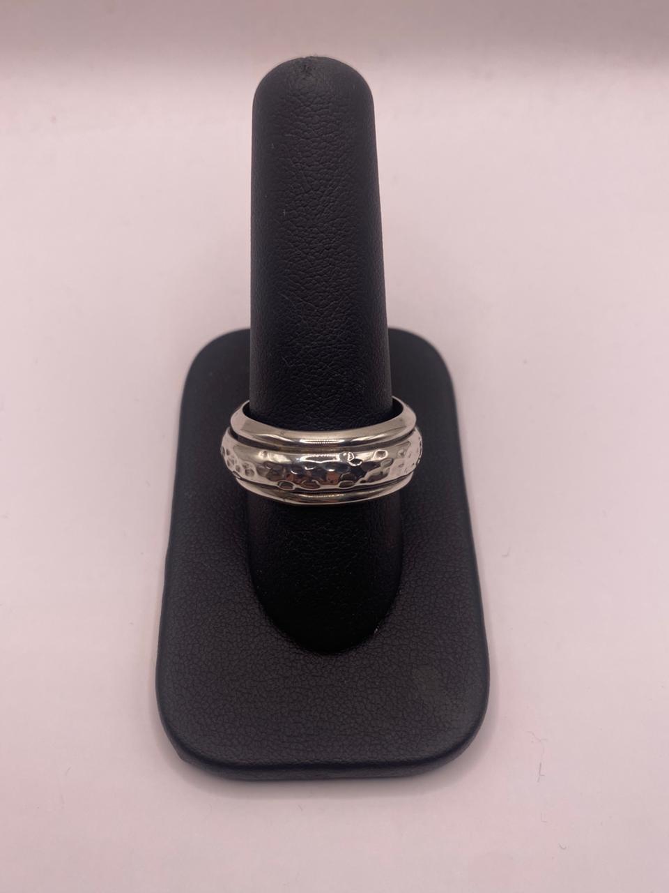 Detalle de banda giratoria martillada en plata .925 — anillo antiestrés unisex hecho a mano en Taxco
