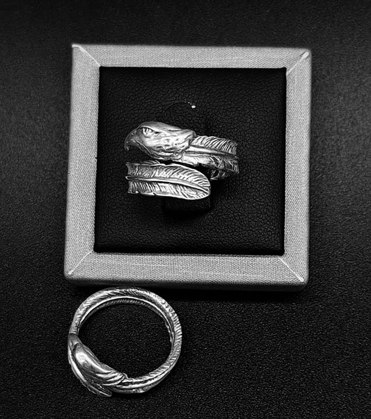 ANILLO CABEZA DE ÁGUILA CON PLUMA  EN PLATA LEY 925