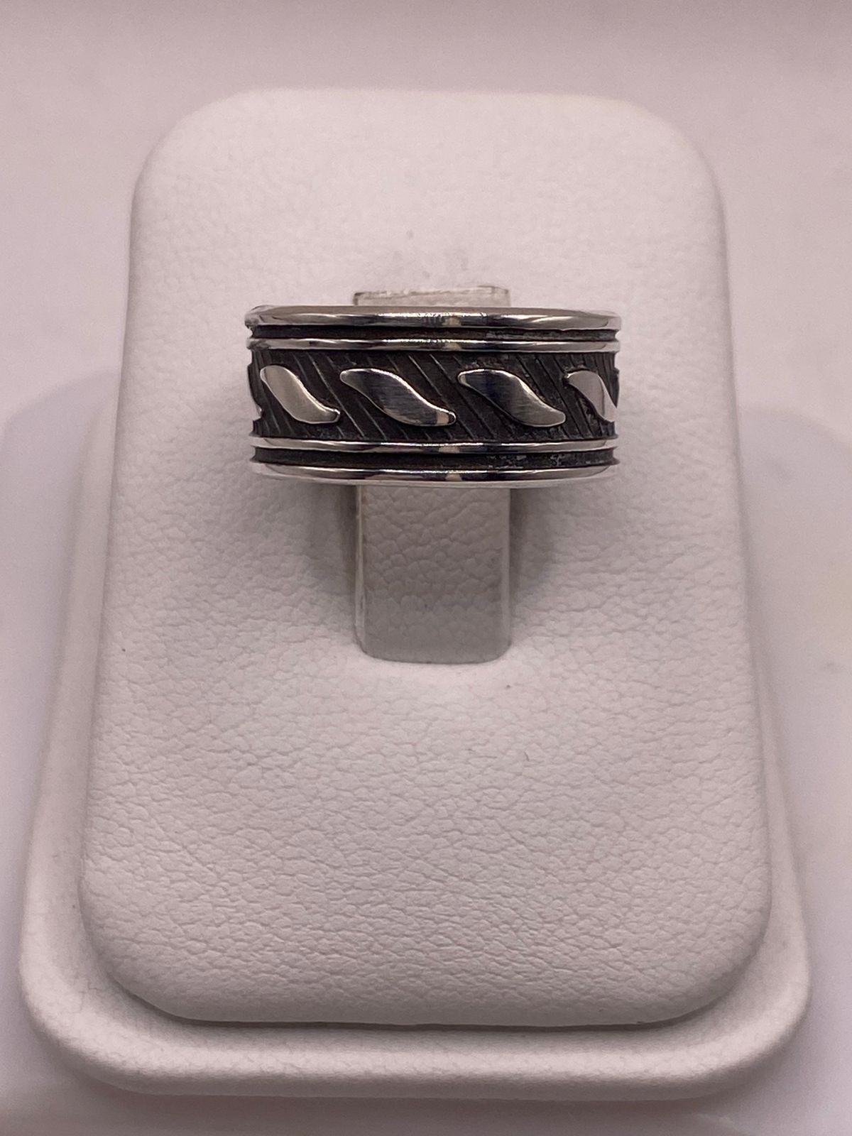 Anillo de plata 925 con grabado ondulado junto a referencia de escala, peso 7.8 gramos, Taxco México
