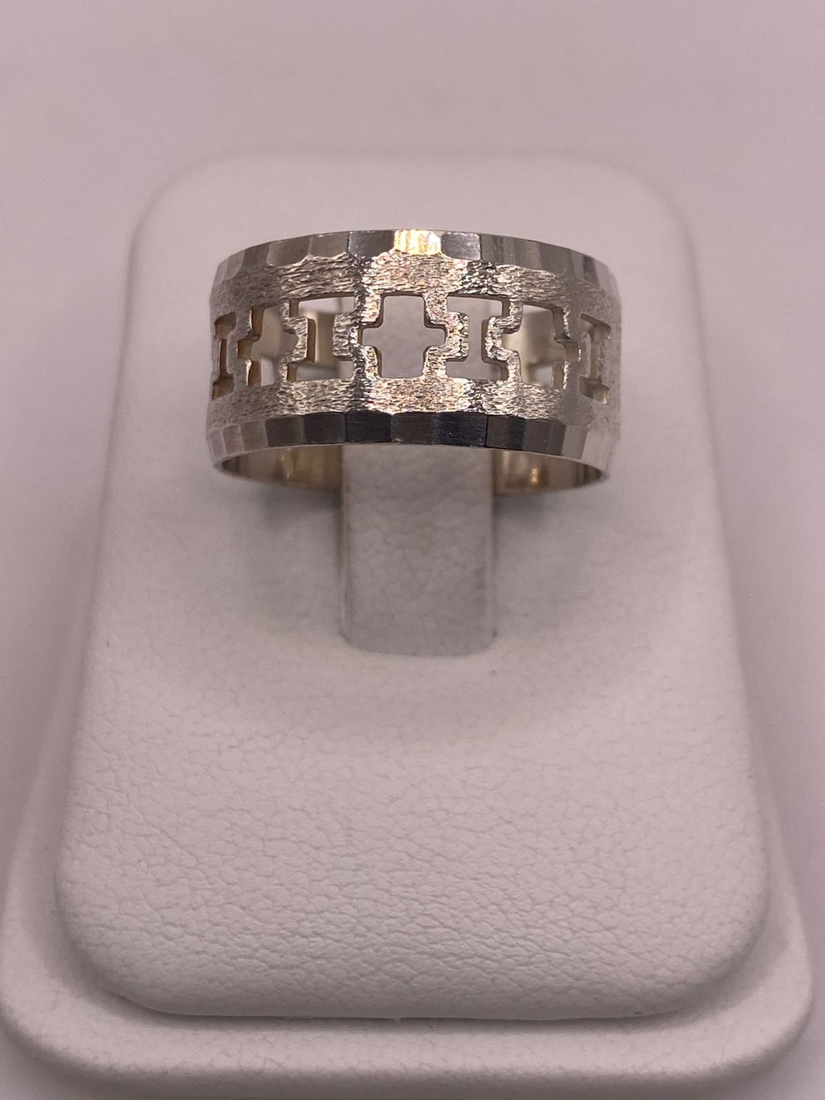 Anillo de Banda de Plata 925 Esterlina con Motivo de Cruces Caladas