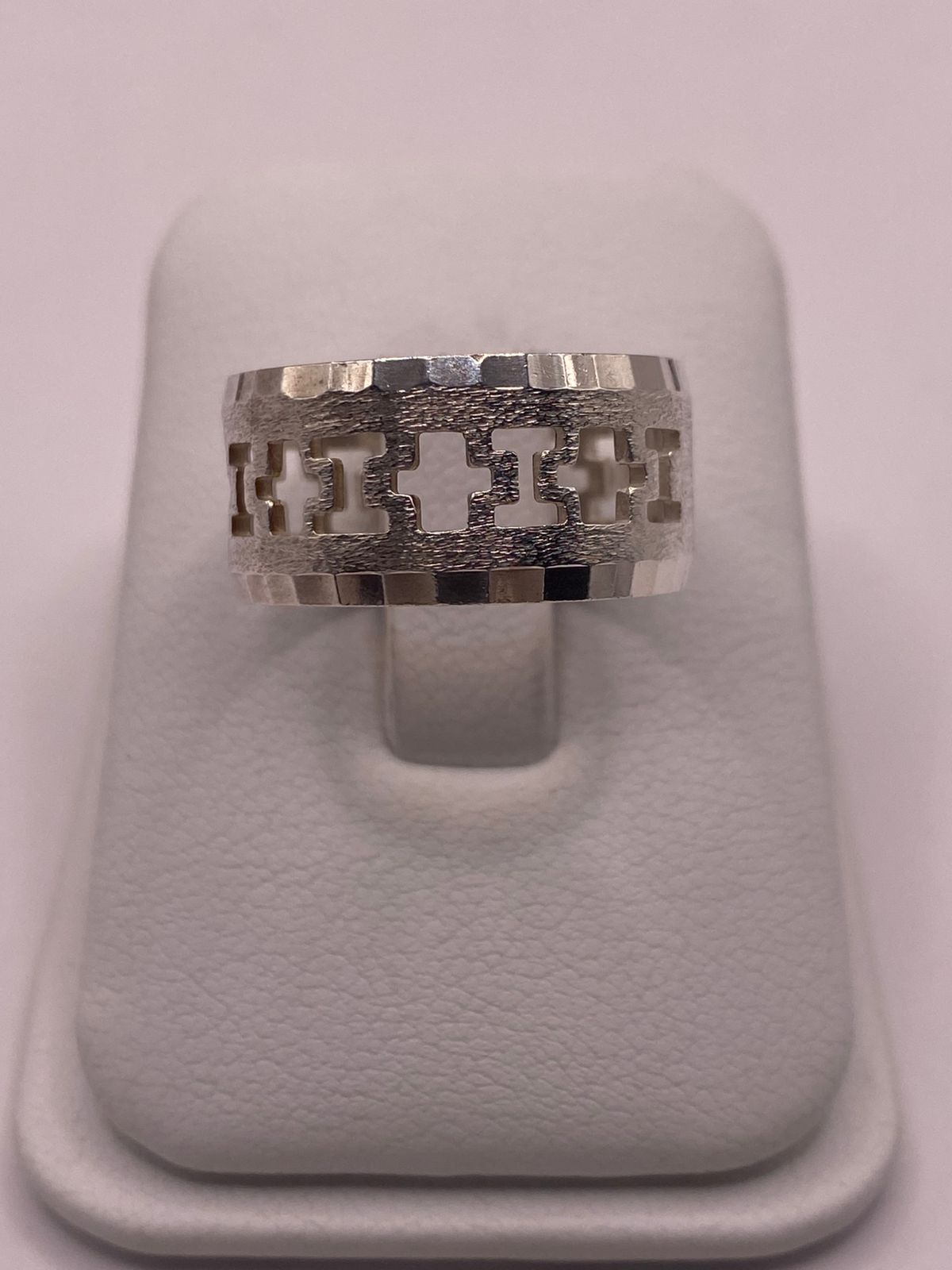 Anillo de Banda de Plata 925 Esterlina con Motivo de Cruces Caladas