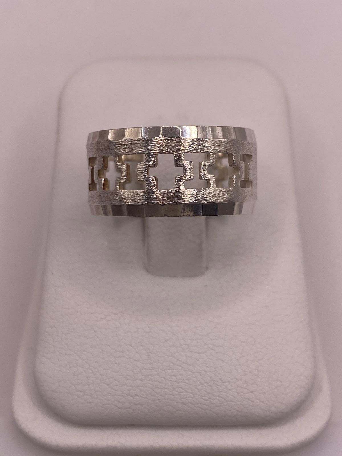 Anillo de Banda de Plata 925 Esterlina con Motivo de Cruces Caladas