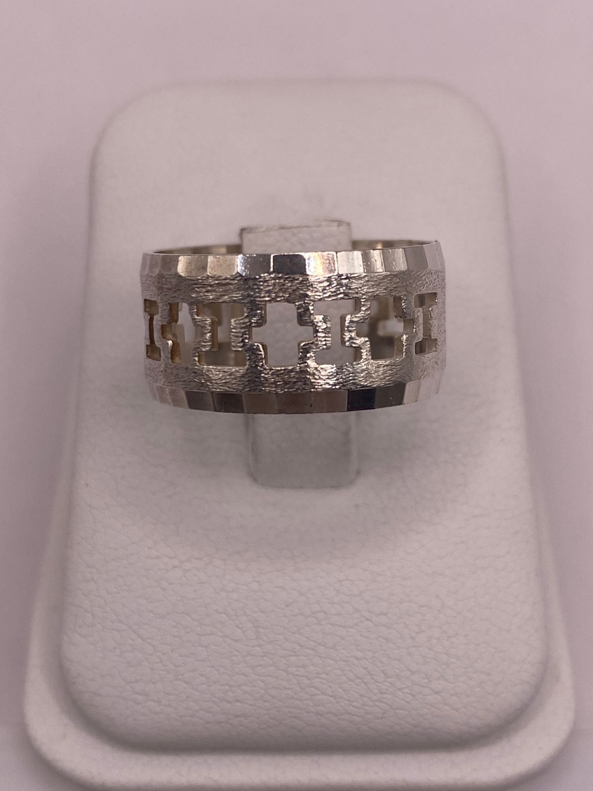 Anillo de Banda de Plata 925 Esterlina con Motivo de Cruces Caladas