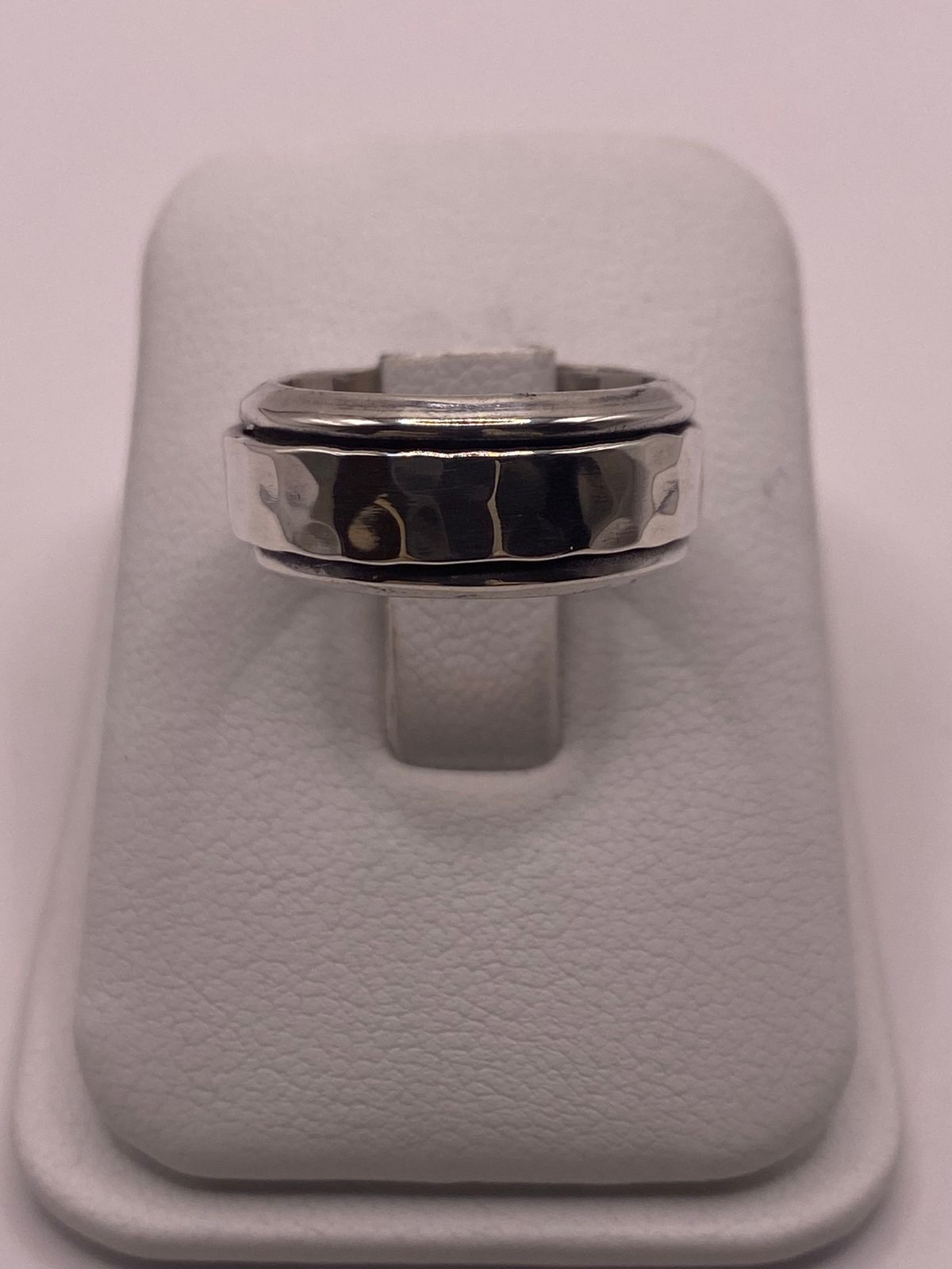 Anillo de Plata 925 Texturizado con Banda Central Lisa