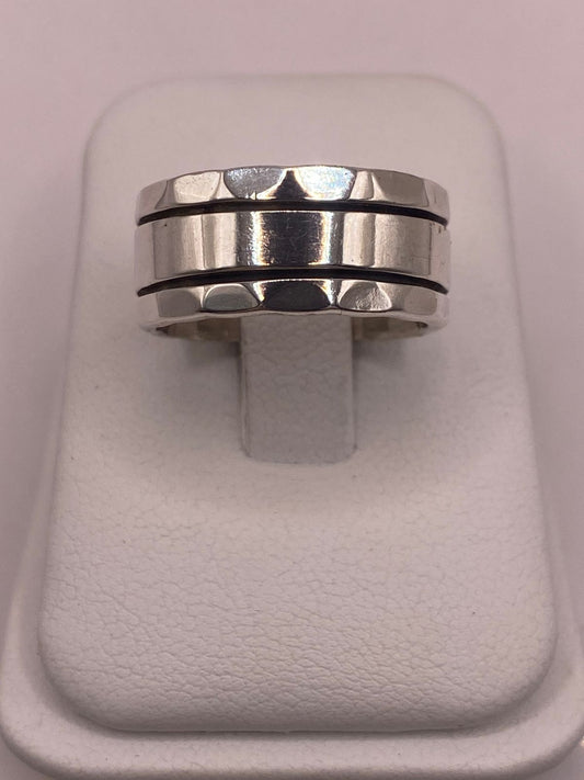 Anillo de Plata 925 con Banda Central Lisa y Bordes Facetados